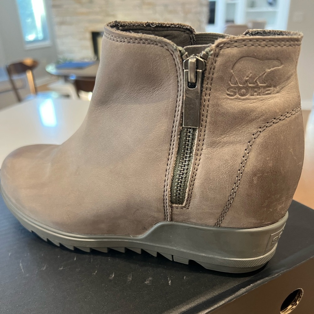 Sorel Women’s size 8 Evie Zip leather boots